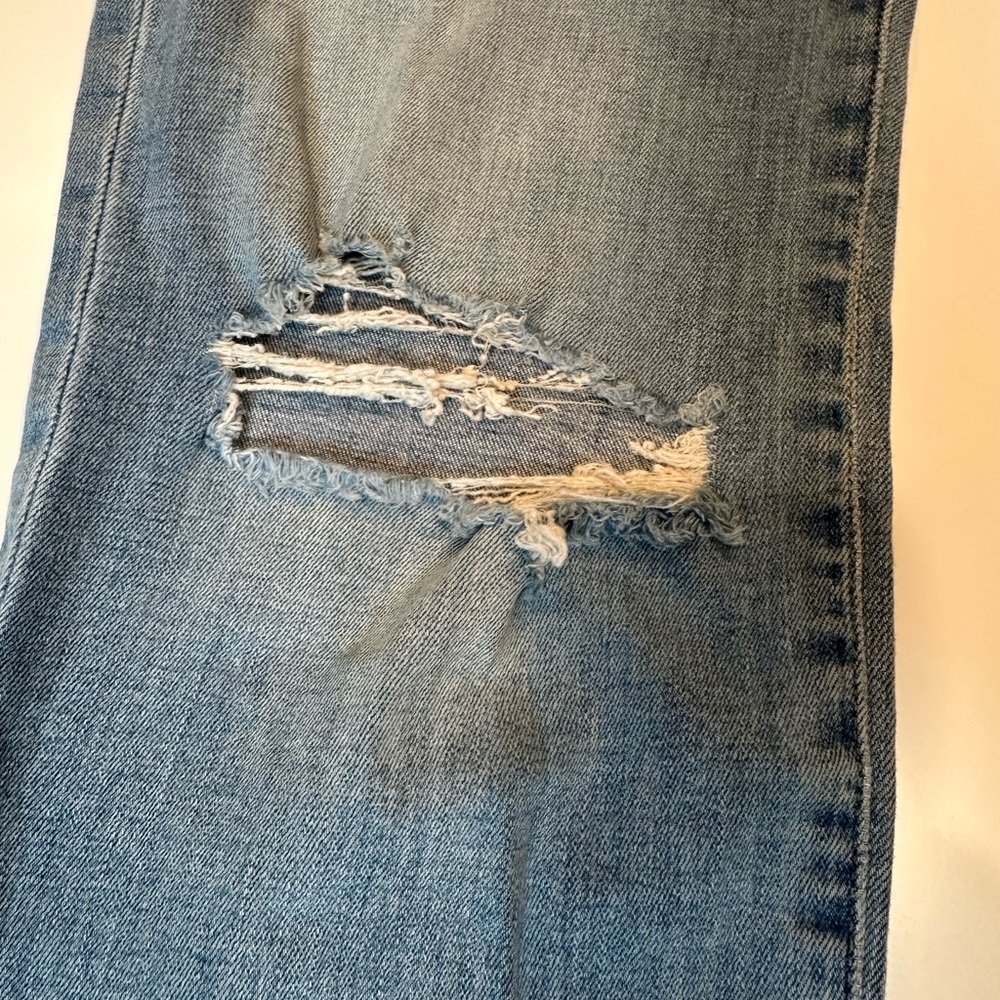 Joe's Jeans Women's Light Blue Cropped high rise Distressed Denim - Picture 6 of 9